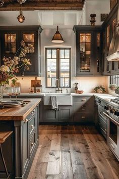 House Desine, Dream Farmhouse Kitchen, Cedar House, Dream Farmhouse, Hall Kitchen, Craftsman Kitchen, Country Kitchens, Lake Cabin, Rustic Kitchen Design