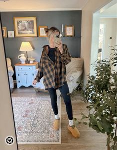 Mom Fashion Casual, Flannel Lounge Outfit, Winter Outfits Mom Style, Fall Outfits Country Casual, Casual Athleisure Outfits Winter, Carhartt Fashion Woman, Cold Weather Spring Outfits Casual, Outfit Ideas Mom Style, Mum Outfits Mom Style Winter