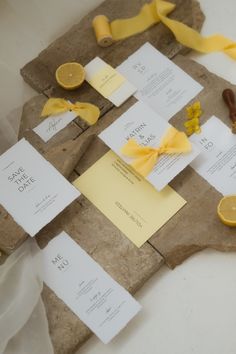 Ein Flatlay von einer Hochzeitspapeterie Pastel Yellow Wedding Invitations, Yellow Tablescape, Yellow White Wedding, Yellow Stationery, Wedding Flatlay, Italy Elopement, Yellow Wedding Invitations, Yellow Love, Decoration Flowers