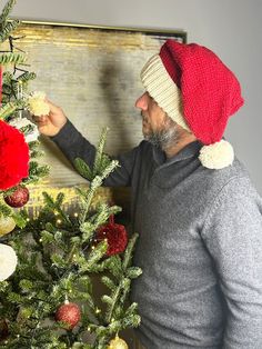 Knitted Santa Hat (Free Knitting Pattern + Chunky Knit). Knit Christmas hats in red and white for all of the family. Unleash the holiday magic with our Knitted Santa Hat Pattern – a joyous knitting adventure that adds a touch of festive whimsy to your winter wardrobe! Crafted with love and designed for all skill levels, this pattern guides you through creating the quintessential Santa hat, complete with the iconic red and white color scheme, a cozy brim, and the classic pom-pom atop. Knitted Santa, Santa Hat Pattern, Christmas Hats, Knit Christmas, Chunky Knitting Patterns, Beanie Pattern, Hat Knitting Patterns, Free Knitting Pattern