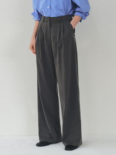 These are wide slacks with two tucks. The wide fit with two tucks allows for stylish styling, and the natural wrinkles make your legs look longer and create a trendy look.- Pockets on both sides for practical use- Can be styled with a belt- Create a clean silhouette with dart lines Men’s Pleated Pants, Casual Wide-leg Pants With Pressed Crease, Tucked In Shirt Outfit Men, Wide Pants Outfit Men, Baggy Trousers Outfit Men, Wide Pants Men, Baggy Trousers Outfit, Mens Colored Pants, Tucked In Shirt Outfit