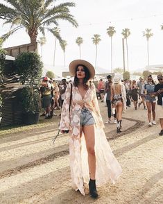 The 21 best blogger fashion looks from Coachella | Husskie | Festival style #festivaloutfits Look Lollapalooza, Country Concert Outfits, Coachella Inspiration, Coachella Looks