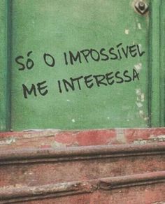 graffiti written on the side of a door that says so o impposivel me interessa