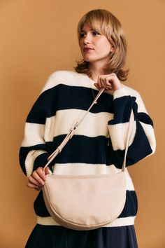 Voici notre tout nouveau sac à main en cuir végan demi-lune. Ce sac moderne et délicat est parfait pour compléter votre look. Il est le coup de cœur de l'équipe et assurément votre prochain aussi! Ce sac demi-lune en cuir végan est sans cruauté pour les animaux et facile d’entretien. Fermeture éclaire au-dessus. Logo Womance embossé à l'avant du sac. Sa ganse style ceinture est ajustable jusqu’à 39’’ vous permet de le porter en bandoulière. Fermeture sur boucle en métal. Deux poches intérieures. Fall Hobo Bag With Adjustable Strap For On-the-go, Soft Leather Hobo Bag For On-the-go Fall Season, Trendy Hobo Bag With Adjustable Strap For On-the-go, Fall Hobo Bag With Detachable Strap For Everyday Use, Trendy Fall Shoulder Bag, Chic Baguette Bag With Adjustable Handle For Everyday Use, Trendy Fall Bags For Daily Use, Fall Faux Leather Shoulder Bag With Adjustable Strap, Versatile Faux Leather Hobo Bag Crossbody