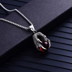 Sorprende con estilo y originalidad con este collar de garra de dragón. El colgante en forma de bola de cristal rojo agata llama la atención y añade un toque creativo a cualquier look. Con un tamaño de pendiente de 3.3 x 2 cm y una cadena de acero inoxidable, disponible en tamaños a elegir de 60 o 70 cm, este collar es un regalo único y elegante. Dragon Gem Necklace, Dragon Claw Necklace, Medieval Things, Necklace Dragon, Fantasy Necklace, Fish Hook Necklace, Hip Hop Chains, Claw Necklace, Compass Bracelet