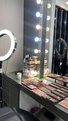 Professional Makeup Artist Aesthetic, Makeup Business Ideas, Mua Studio, Professional Makeup Artist Kit, Makeup Studio Ideas, Makeup Artist Studio