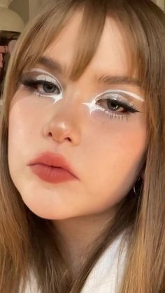 Pretty White Makeup Looks, Aesthetic White Clothes, White Star Makeup Look, White Graphic Liner Looks, White Star Eye Makeup, White Make Up Aesthetic, White Graphic Eyeliner Ideas, White Graphic Eyeliner Looks, Star Graphic Liner Makeup