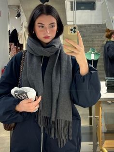 Uni Winter Outfits, Winter Inspo Pics, Grey Scarf Outfit, Winter Outfits New York, What To Wear In New York, Essential Fashion, Skandinavian Fashion, Winter Fashion Outfits Casual, Cold Outfits