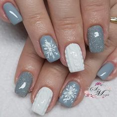 December Acrylic Nails Short, Gray And White Winter Nails, January Sweater Nails, Snowy Nail Designs, Cute Snowflake Nails, Ski Trip Nails, Square Nail Designs Winter, Snowflake Nails Acrylic, Grey And White Nails