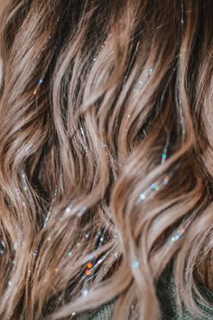 Experience a glamo-riffic boost with Hair Tinsel ✨ Simple for us to install and soooo many colors to choose from, it's easy to find the shades that'll make your locks stand out! TEXT 580-327-3467 to Book your Appointment* Tinsel is currently is coupon exemptWhat is Hair Tinsel?Tinsel hair is a temporary and subtle way to add color to your hair without committing to a dye job or highlights. Whats Included in the Appointment?$15 Includes Your Color Choice of 3 Strands of Tinsel + Installation Bead Hair Glam, Hair Tinsel, Fairy Hair, Taylor Swift Outfits, Glitter Hair, Mermaid Hair, Natural Lips, Hair Dos, Prom Hair