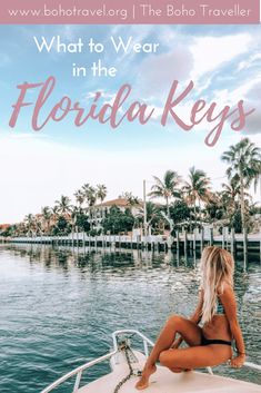 a woman sitting on top of a boat in the water with text overlay that reads what to wear in the florida keys