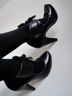 Through The Looking Glass, Crazy Shoes, Dark Fashion, Goth Fashion, Beautiful Shoes, Gothic Fashion, Sock Shoes, Cute Shoes