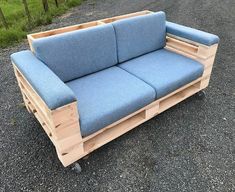 a blue couch sitting on top of a wooden pallet