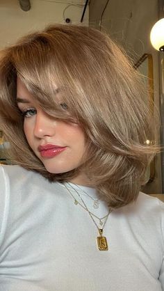 Hairstyle New Hair Inspiration, Medium Length Haircut With No Layers, Blonde Hair On Short Hair, Medium Short Length Haircut With Layers, Hair Cuts For Short Hair With Layers, Blond Hair Ideas Short, Layers For Short Length Hair, Brunette Layered Bob, Medium Cut Hair