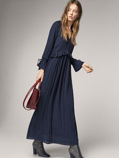 Spring Summer 2017 Women´s FLOWING NAVY BLUE DRESS at Massimo Dutti for 1399. Effortless elegance! Floaty Dress, Soft Dress, Hippie Chic, Navy Blue Dresses, Hippie Style, Elegant Fashion