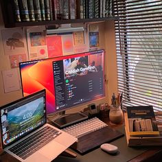 Dreamy desk sitch Multi Screen Computer Setup, Laptop Monitor Setup, Laptop And Monitor Desk Setup, Laptop Desk Setup, Pc Setup Aesthetic, Hp Monitor, Green Roof House, Interior Design Plants