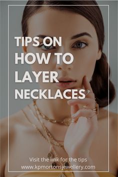 Tips on how to layer necklaces Necklaces Styling, Outfit Layering, Necklace Outfit, Trending Necklaces, Trends 2023