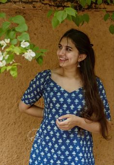 Simple Kurti Styling Ideas, Kurthi Design Neck Pattern, Short Kurta Neck Design, New Kurthis Models, Kurthi Ideas For Stitching, Neck Design For Kurta For Women, Cotton Dresses Neck Designs, Simple Kurtis For Women, Simple Kurti Stitching Design