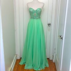 Rhinestones Adorn The Bodice Of This Mint Green Strapless Gown. Beautiful Flowy Skirt And Back Zip Nwt Gold And Black Gown, Sweetheart Strapless Dress, Embroidered Cocktail Dress, Paris Green, White Strapless Dress, Coctail Dresses, Alyce Paris, Womens Prom Dresses, Black Strapless Dress