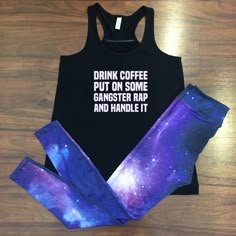 Motivational Workout Tank Top & Fitness Leggings Outfit Stitch Drink, Workout Leggings Outfit, Gangster Rap, Fitness Outfits, Leggings Gym, Design Mandala, Gym Tanks, Workout Style, Motivational Workout