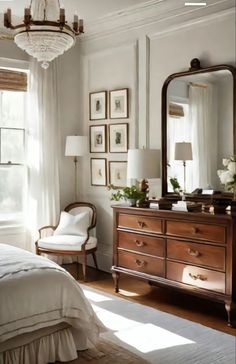 Bedroom With Vintage Furniture, Rental Bedroom Decorating, Dresser Decorating Ideas, Bedroom Vintage Aesthetic, Mismatched Bedroom Furniture, Bedroom Dresser Decor Ideas, Living Room Dresser, Decorating With Antique Furniture, Modern Vintage Bedrooms