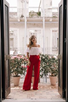 Best Petite Shopping Tips if You\'re Under 5\'4 by Pam Hetlinger - Wide Leg Pants, High Waisted Pants, Red Trousers, White Blouse | TheGirlFromPanama.com Red Trousers Outfit, Red Pants Outfit, Red Trousers, Red Pants, Red Outfit, Look Vintage, Wide Pants, Shopping Hacks