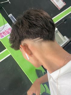 corte low fade marcado Low Fade Haircut Men's, Fade Haircut Designs, Taper Fade Short Hair, Fade Haircut Curly Hair, Mid Fade Haircut, Haircut Selfie, Photo Hijab, Drop Fade Haircut, Mens Haircuts Short Hair