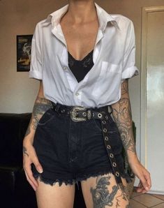 Goth Outfit Inspiration Summer, Barista Fits, Black Tinkerbell, Tattoos Outfit, When We Were Young Festival, Concert Outfit Inspiration, Fashion Thoughts, Outfit Verano, Casual Goth