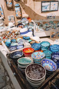 many plates and bowls are on display for sale