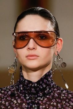 The complete Altuzarra Fall 2018 Ready-to-Wear fashion show now on Vogue Runway. Mismatch Earrings, Runway Jewelry, Glasses Fashion Women, Mismatched Earrings, Jewelry Fashion Trends, Milan Fashion Weeks, Mad Max, Trend Fashion