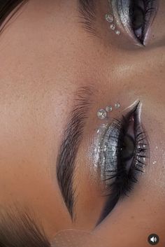 Beyonce Tour Makeup, Beyoncé Concert Makeup, Beyonce Concert Hair Ideas, Silver Beyoncé Nails, Beyonce Concert Hair, Karol G Concert Make Up Ideas, The Weeknd Outfits Concert Silver, Silver Looks Makeup