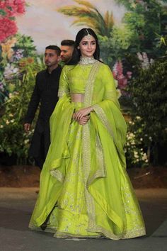 Sonam Kapoor Wedding, Sabyasachi Lehenga Bridal, Orang India, Raw Silk Lehenga, Sabyasachi Lehenga, Green Lehenga