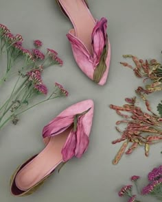 Mode Shoes, Mode Tips, Dr Shoes, Pointed Flats, Neue Outfits, Satin Flowers, Leather Cushion, Pointed Toe Flats, Pink Shoes