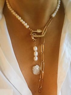 Pearl And Chain Necklace, Carabiner Necklace, Diy Bijoux, Chain Necklace Gold, Gold Pearl Necklace, Link Chain Necklace, Creative Jewelry, Bijoux Diy, Jewelry Inspo