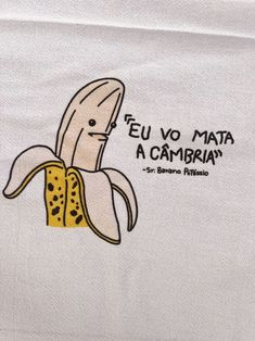 a white towel with a drawing of a banana and words written in spanish on it