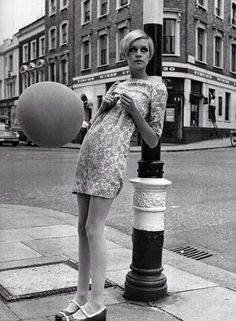 Twiggy's Balloon Daisy Photoshoot, Twiggy Lawson, Mods Style, 60s London, Twiggy Fashion, Wild Daisy, Swinging London, Super Models, Gamine Style