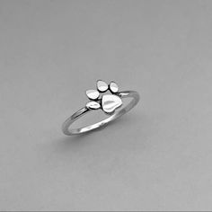 925 Sterling Silver Height: 8mm Can Be Worn: On Multiple Fingers And Midi Ring Symbolizes: Moving Forward, Pets, Strength, Power, And The Ability To Protect Cute Jewelry Silver, Red Crystal Ring, Rose Gold Heart Ring, Black Sapphire Ring, Feather Ring Silver, Paw Print Ring, Paw Ring, Birthstone Engagement Rings, Animal Ring