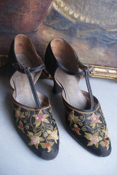 Early 70s Fashion, Art Deco Shoes, Silk Shoes, Gaun Abad Pertengahan, 1920s Shoes, 1920 Fashion, Roaring 20's, Flapper Style, Vintage Gowns