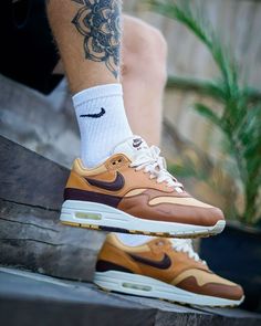 La Air Max 1 SNKRS Day Brown
 est disponible sur wethenew.com ➖ 📸 @_marshallahsram_ Nike Air Max Retro, Air Max 1 Og, Air Max 90 Shoes, Snicker Shoes, 90 Shoes, Nike Casual, Retro 2, Cheap Nike Air Max, Shoes Sale