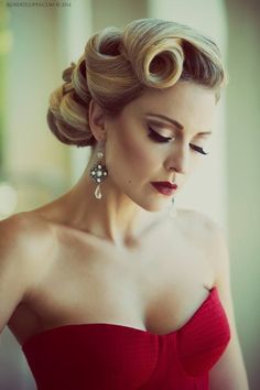 29 Stunning Vintage Wedding Hairstyles we ❤ this! moncheribridals.com Half Up Half Down Wedding Hair Vintage, Architectural Hairstyles, 1920s Low Bun, Vintage Wedding Hairstyles With Veil, Second Marriage Wedding Dress, Structured Hairstyles, 50s Wedding Hair, 1950s Updo, 50s Hairstyles Women