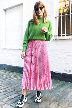 Jumper And Skirt, Pink Skirt Outfits, Mode Inspo, Look Casual, Green Sweater