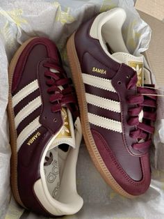 Adidas Samba Maroon Outfit, Maroon Sambas Outfit, Shoes Fall 2024, Maroon Sambas, Maroon Clothes, Maroon Accessories, Sambas Adidas Women Outfit