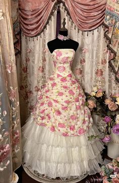 #fashion #vintage #coquette #fashiondesigner #outfitinspo #dress #prom Vintage Actress Aesthetic, Coquette Prom Dress, Coquette Dress To Impress, Victorian Dress Aesthetic, Coquette Dresses, Vintage Prom Dresses, Coquette Dress, Vintage Coquette, 파티 드레스