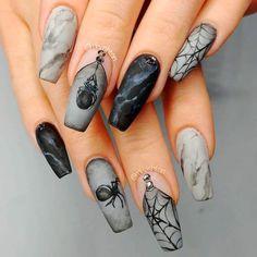 70 ideas for Halloween nails so spooky, you’d definitely want them Diy Halloween Nail Art, Ongles Goth, Nagel Stamping, Halloween Fest, Gothic Nails, Goth Nails