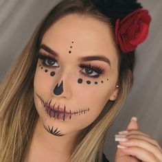 Easy Day Of The Dead Makeup, Catrina Makeup Easy, Make Halloween Simples, Candy Skull Makeup, Easy Skeleton Makeup, Skull Face Makeup, Easy Halloween Outfit, Maquillage Halloween Simple