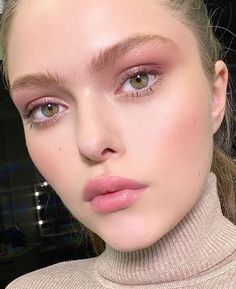 Pale Skin Makeup, Natural Glowy Makeup, Glossy Makeup, Glowy Makeup, Facial Features, Natural Makeup Looks, Best Makeup, Everyday Makeup, Aesthetic Makeup