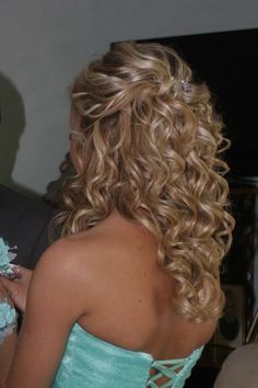 Last years prom hair ! 90s Hoco Hair, Curly Hairstyle Prom, 2000s Prom Hair, 80s Prom Hair, Curly Hair Prom, Split Hair, Hairdos For Curly Hair, Homecoming Hair