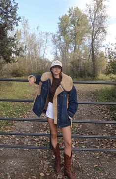 Farm Attire Women, Winter Farm Outfit, Montana Outfits Fall, Granola Cowgirl Aesthetic, Farm Outfit Aesthetic, Cowgirl Outfits Winter, Cold Western Outfit, School Outfit Ideas Summer, Montana Outfits