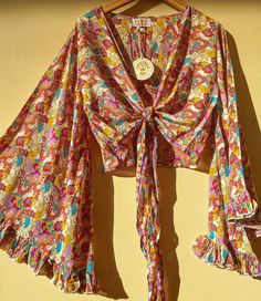 Psychedelic 3-way Bell Sleeve Tie Front Hippie Wrap Top 70s - Etsy Hippies, 70s Tops Women, Free Spirit Outfit, 70s Style Clothing, Sleeve Aesthetic, 70s Mode, 70s Tops, Style Année 70, Silk Wrap Top