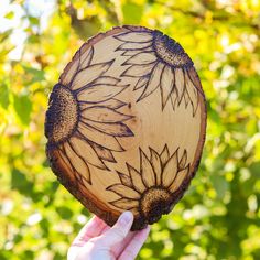 sunflower wood burning Nature Wood Burning Ideas, Wood Burning Painting, Wood Burning Beginner, Sunflower Wood Burning, Simple Wood Burning Patterns, Wood Burning Ideas Patterns, Wood Burning Gifts, Woodburning Ideas, Pyrography Designs